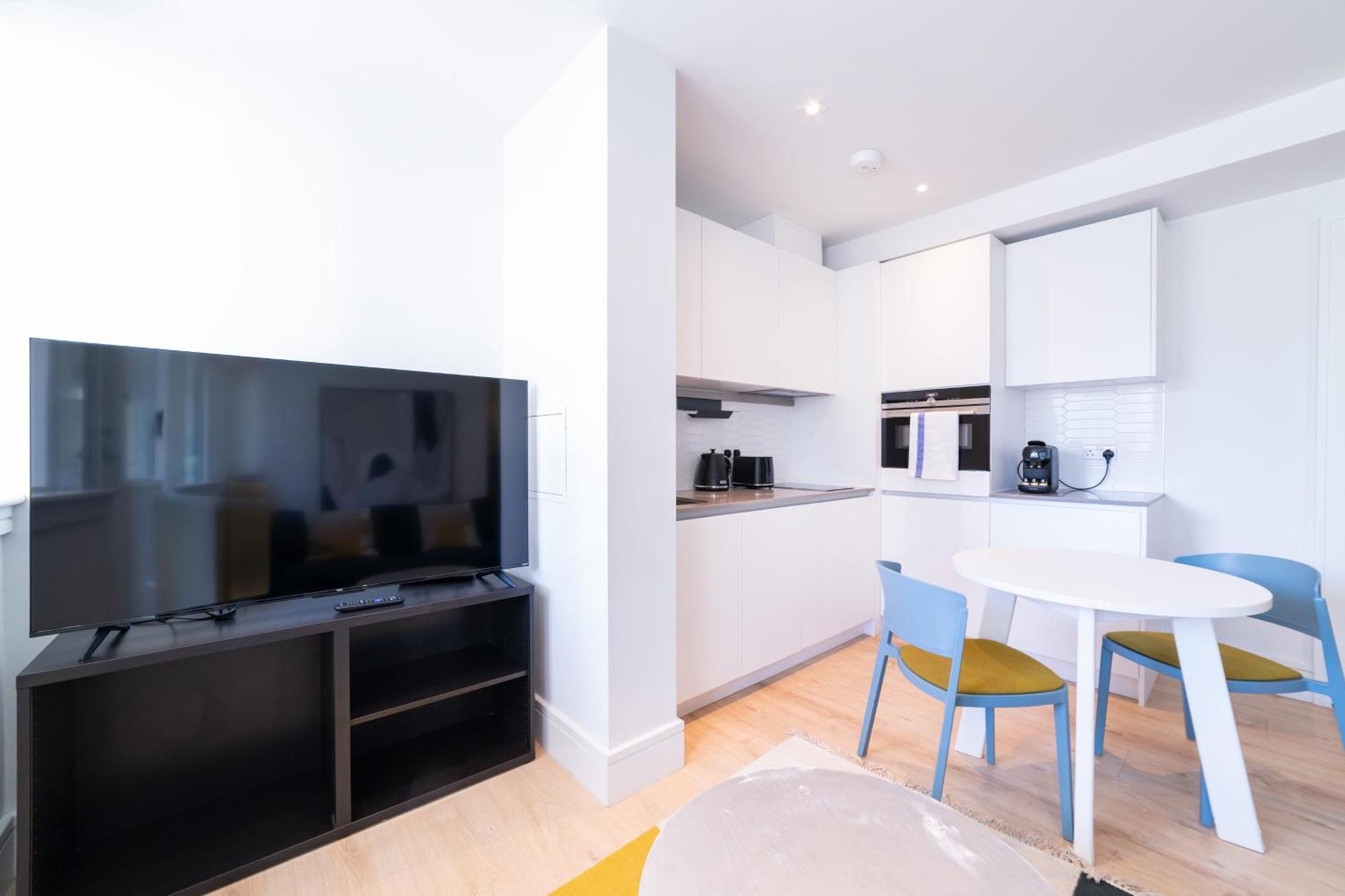 Stylish Retreats On Olympic Way Apartment London Exterior photo